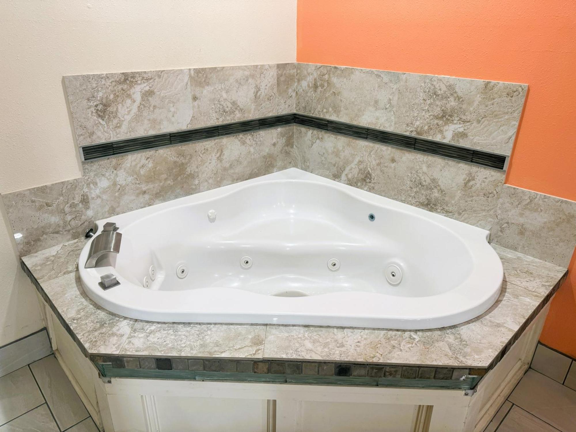 Pecan Valley Inn & Suites San Antonio Bagian luar foto